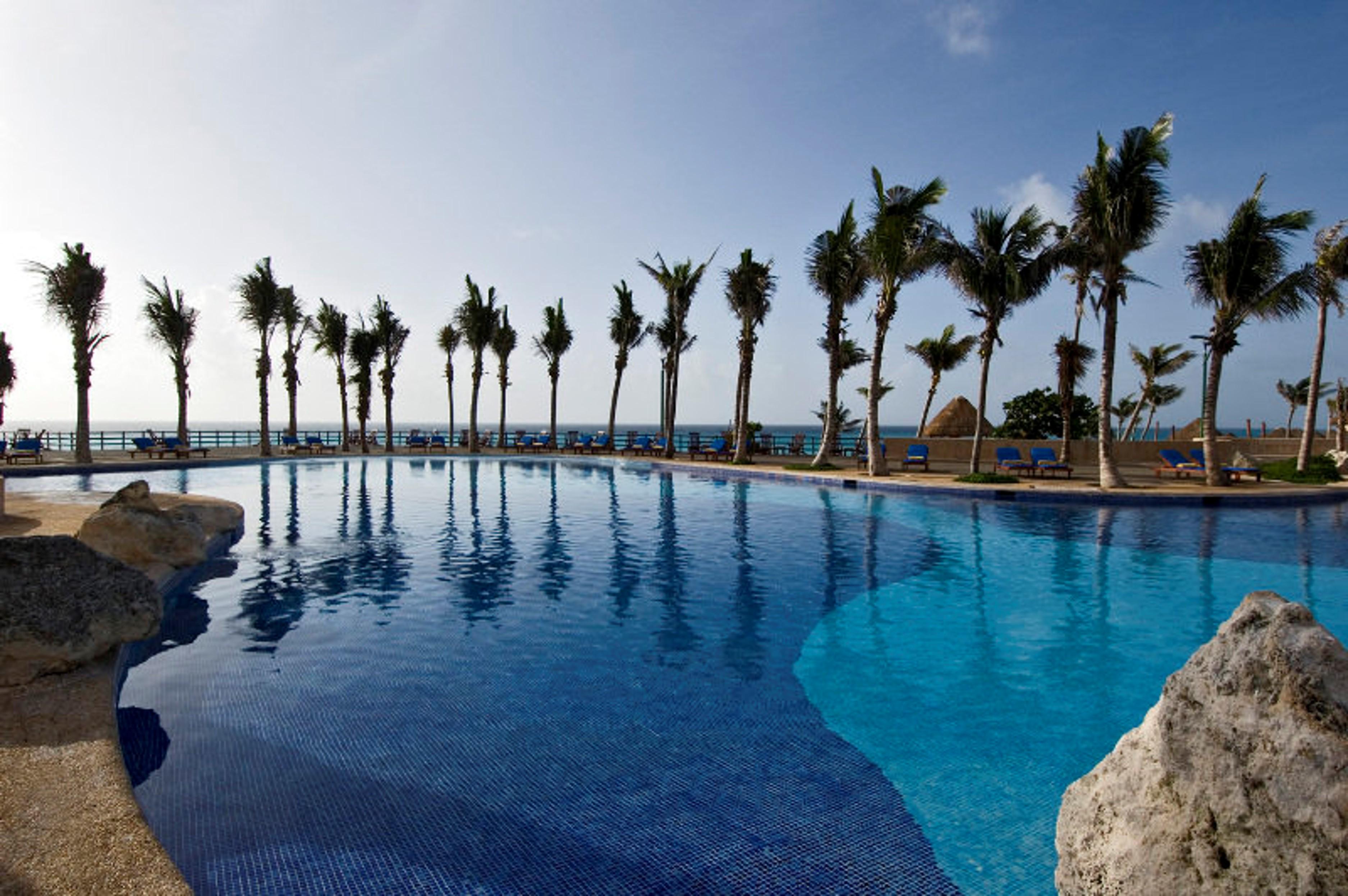 Grand Oasis Канкун Екстер'єр фото Infinity pool at the Iberostar Grand Hotel Bávaro