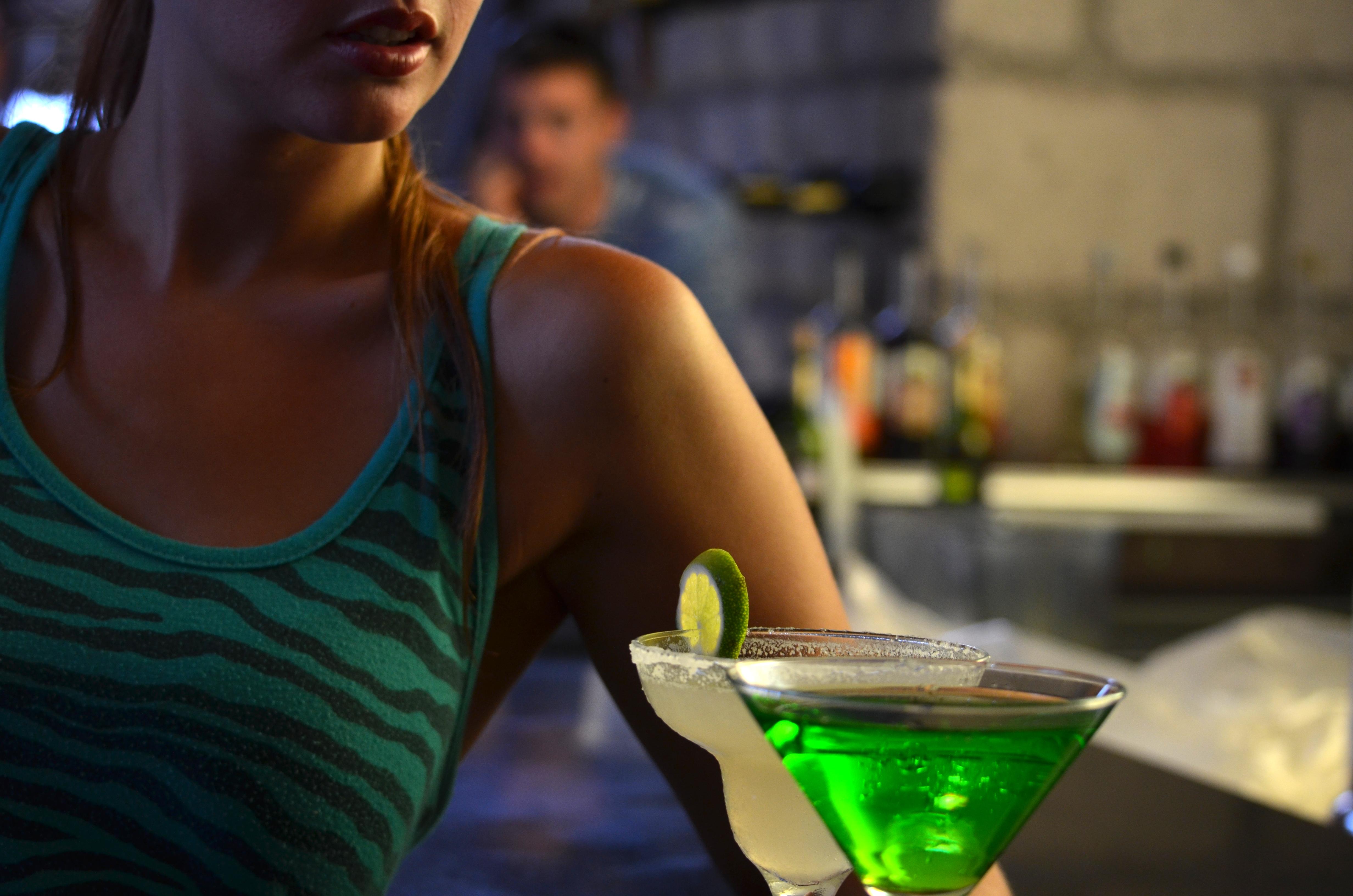 Grand Oasis Канкун Екстер'єр фото A woman holding a green cocktail
