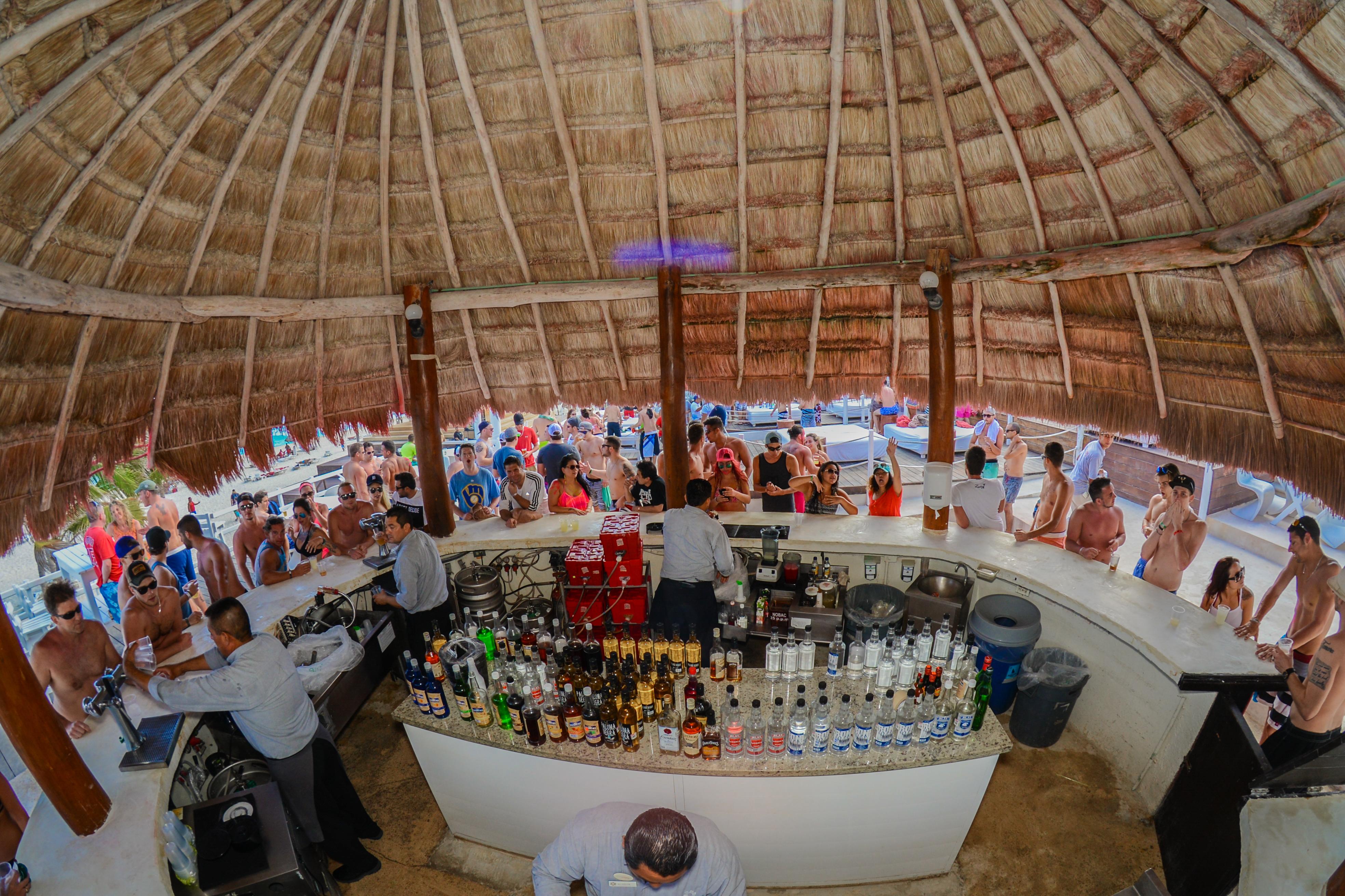 Grand Oasis Канкун Екстер'єр фото The bar at the beach club